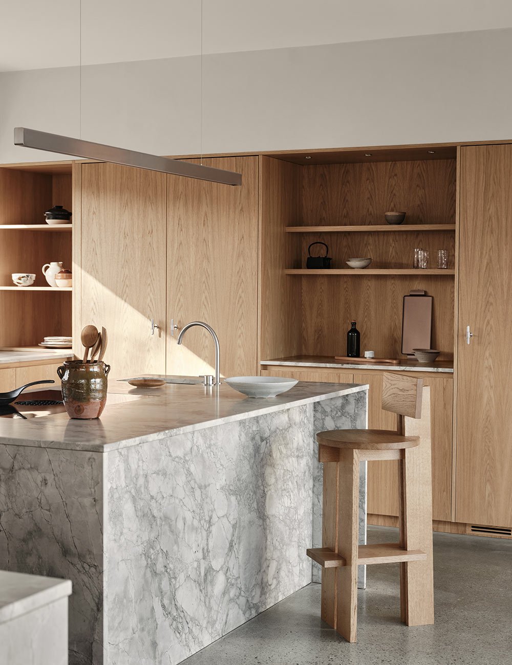 Cozinha contemporânea com armários minimalistas e acabamentos naturais